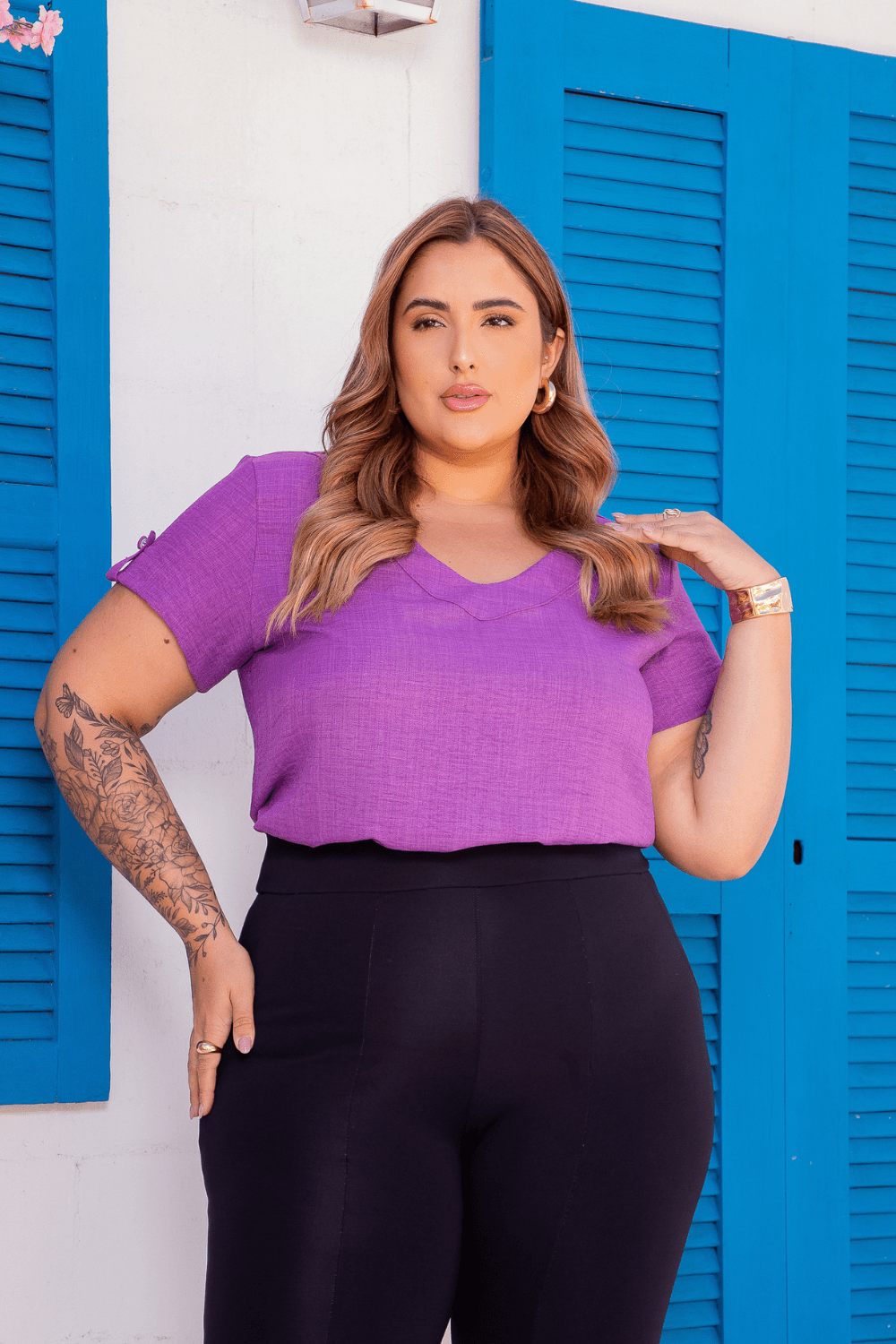 Blusa Decote V Lila Com Martingale Plus Size Chic e Elegante