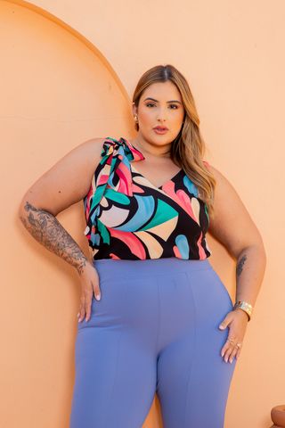 Regata-Crepe-Laco-Glenda-Decote-V-Plus-Size-FUNDO-PRETO-FLORES