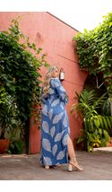 Vestido-New-Vitoria-Manga-Longa-Plus-Size-FUNDO-AZUL-COM-FOLHAGEM